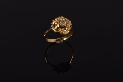 Bague en or jaune 18K à décor de rocaille...