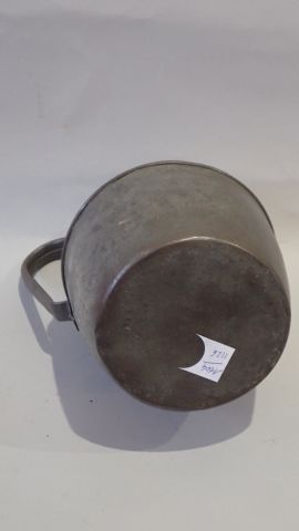 Pichet en métal étamé avec une anse rivetée....