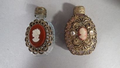 Ensemble de 2 flacons de parfum en verre...
