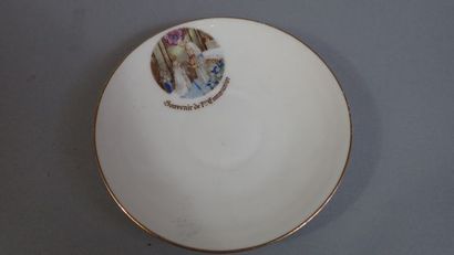 Quatre tasses avec sous-tasses et une bonbonnière...