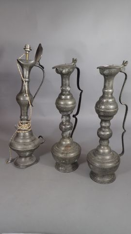 Ensemble de trois pichets en étain constitués...
