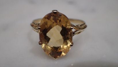 Bague en or jaune sertie d'une importante...