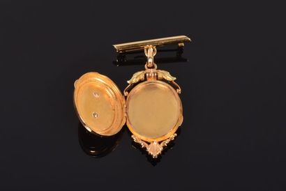 Pendentif ovale ouvrant aux deux ors 18K...