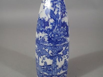 Petit vase à décor imprimé de scènes chinoises...