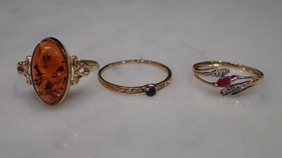 Bague en or jaune ventrée d'un cabochon d'ambre,...