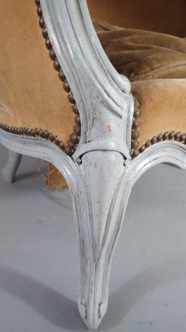 Bergère en bois relaqué gris, le dossier...
