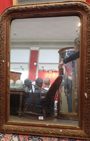 Miroir en bois stuqué doré à décor de frise...