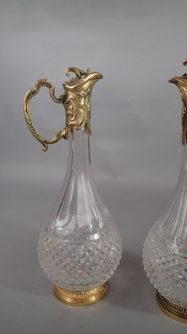 Ensemble de deux aiguières en cristal à garnitures...