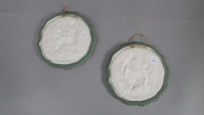 WEDGWOOD, dans le goût de. Paire de médaillons...