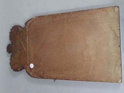 Petit miroir en bois teinté et sculpté. Le...