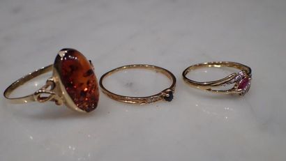 Bague en or jaune ventrée d'un cabochon d'ambre,...