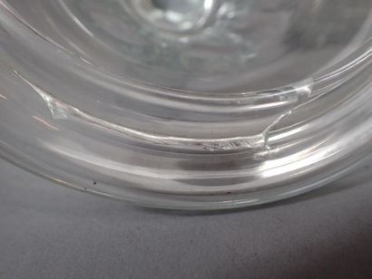 Verre sur pied en verre. Travail du XVIIIe...