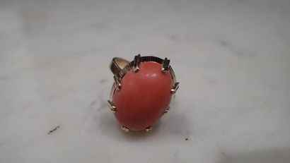 Bague en or jaune centrée d'un cabochon de...