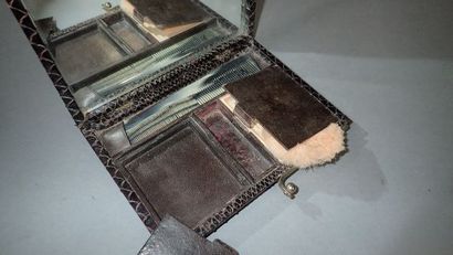 Coffret de toilette à poudrer en cuir comprenant...