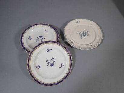 Lot de cinq assiettes en porcelaine à décor...