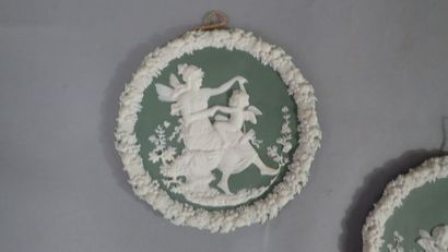 WEDGWOOD, dans le goût de. Paire de médaillons...