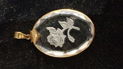 Médaillon ovale en cristal à décor d'une...