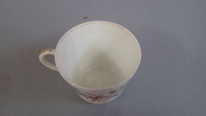 Quatre tasses avec sous-tasses et une bonbonnière...
