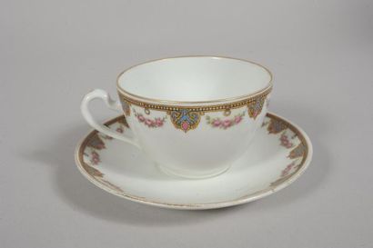 Tasse et sous tasse en porcelaine de Limoges...
