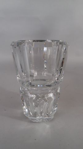 BACCARAT. Grand vase en cristal, cachet au...