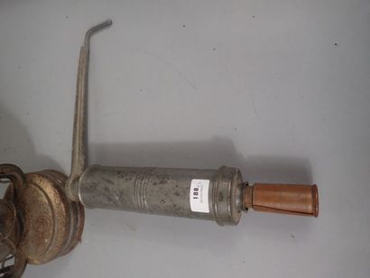 Lot composé d'un clystère en étain et d'une...