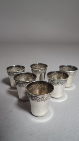 Ensemble de six gobelets à liqueur en argent...