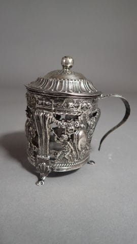 Moutardier en argent repoussé à décor de...