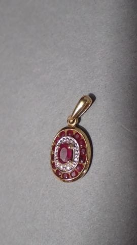 Petit médaillon en or orné de rubis (Poids...