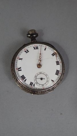 Montre de gousset en argent à décor floral....