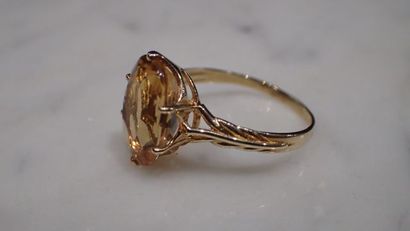 Bague en or jaune sertie d'une importante...