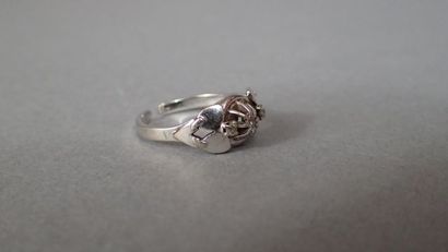Petite bague en or blanc et platine poinçonné...