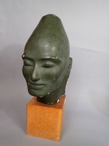 Tête de divinité asiatique en plâtre peint...