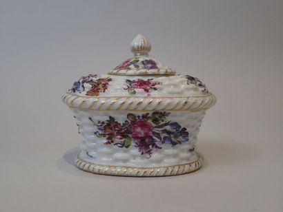 SAXE. Encrier en porcelaine à décor floral...