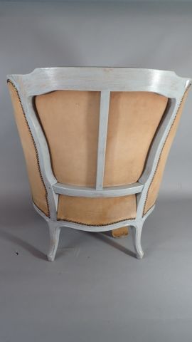 Bergère en bois relaqué gris, le dossier...