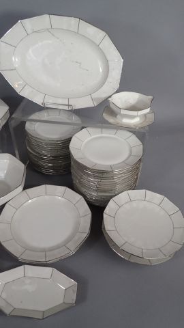 LOURIOUX à FOËCY. Service en porcelaine blanche...