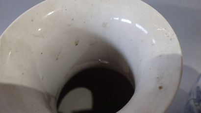 Paire de vases balustres dans le goût de...