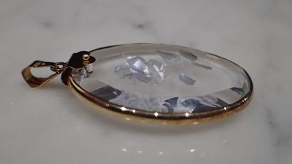 Médaillon ovale en cristal à décor d'une...
