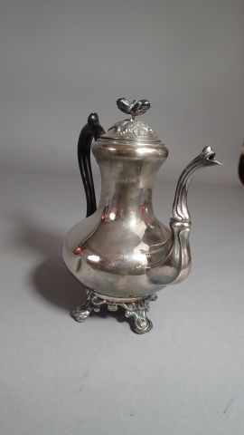 Verseuse en argent de forme balustre, le...