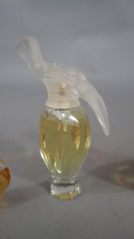 Ensemble de quatre parfums :
- NINA RICCI,...