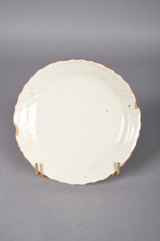 Les ISLETTES. Assiette en faïence polychrome...