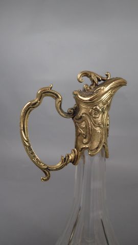 Ensemble de deux aiguières en cristal à garnitures...