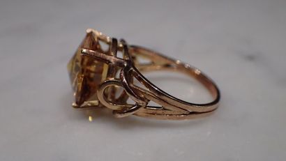 Bague en or jaune ajourée sertie d'une importante...