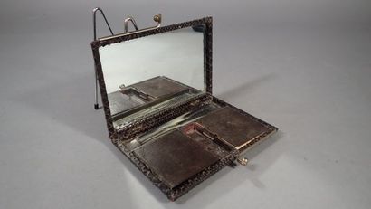 Coffret de toilette à poudrer en cuir comprenant...