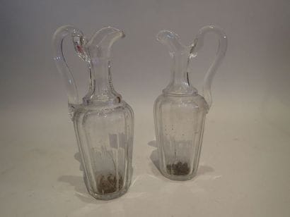 Paire de burettes en cristal taillé à côtes...