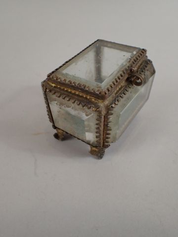 Petit coffret à bijoux en verre taillé à...