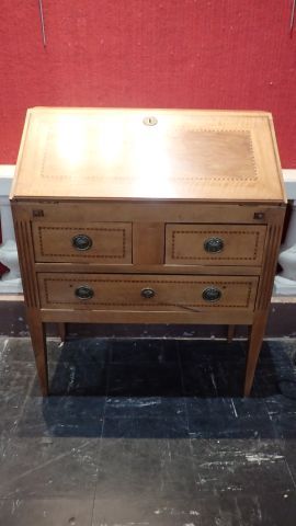 Bureau dos d'âne en noyer à décor en marqueterie...