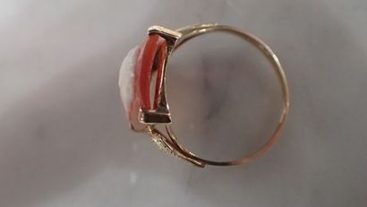 Bague en or jaune sertie d'un camée coquille...