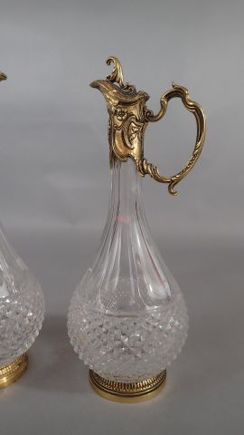 Ensemble de deux aiguières en cristal à garnitures...