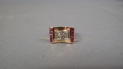Bague chevalière en or jaune 18K centré d'un...