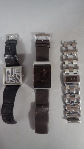 Ensemble de trois montres pour femme :
-...